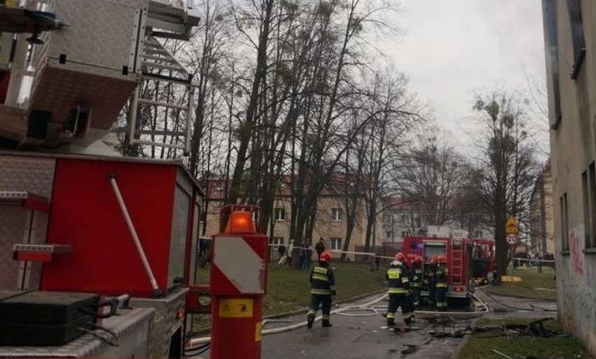 Trwa ustalanie przyczyn wybuchu gazu w budynku przy skwerze...