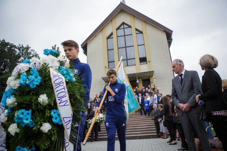 Tłumy pożegnały tragicznie zmarłego piłkarza. Miał 20 lat... [ZDJĘCIA]