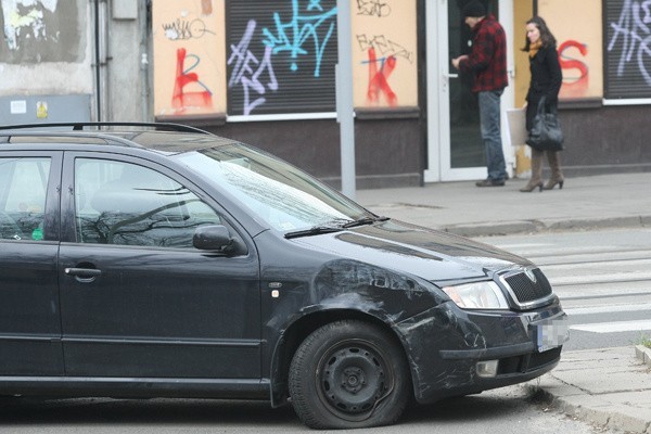 Wypadek na Skłodowskiej-Curie i Gdańskiej. Dwa zniszczone samochody [nowe fakty, film, zdjęcia]