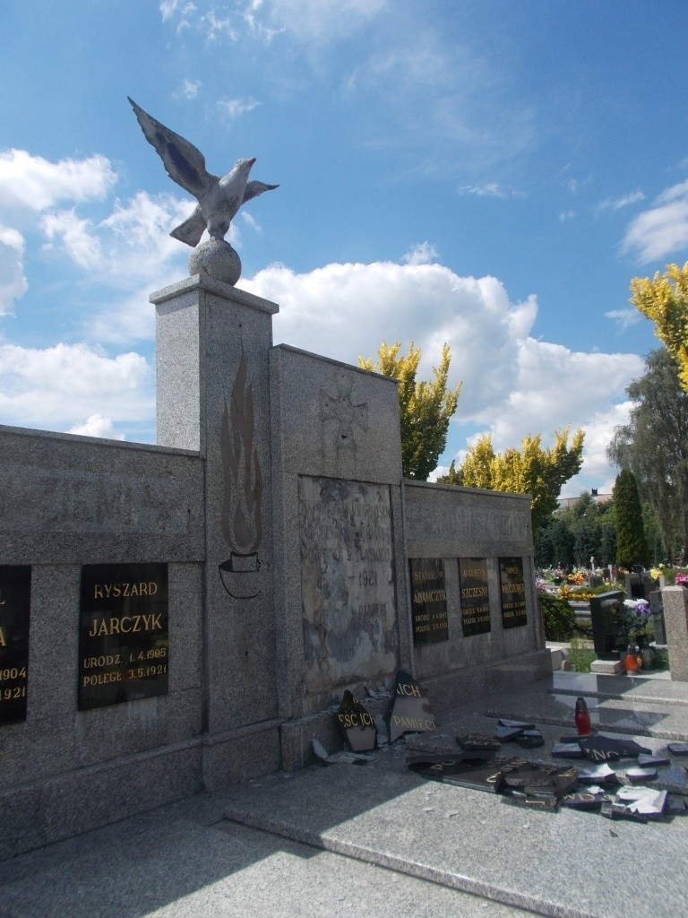 Zdewastowany Pomnik Powstańców Śląskich w Łaziskach Górnych