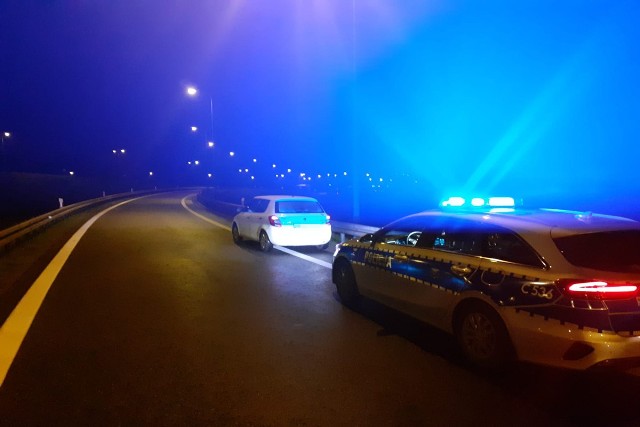 Zgłoszenie w spr. mężczyzny pchającego auto na autostradzie dyżurny grudziądzkiej policji otrzymał w nocy z 18/19 października.