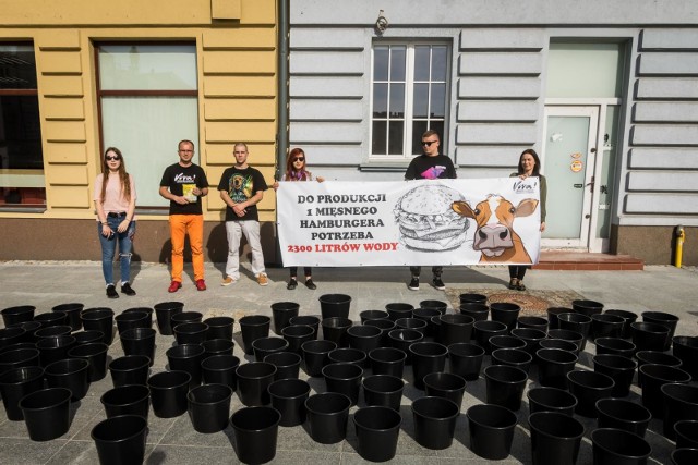 W piątek na Starym Rynku w Bydgoszczy odbył się happening ekologiczny „Chroń Ziemię swoją dietą”. Organizatorzy akcji zaprezentowali ile wody potrzeba do wyprodukowania 1 hamburgera mięsnego. Happening jest elementem trwającego w tym tygodniu „Wege Tygodnia” organizowanego w całej Polsce przez fundację Viva!- Akcja dla zwierząt.