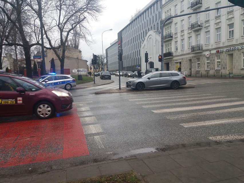 Dwie kolizje przy ul. Wólczańskiej. Poszkodowany trafił do szpitala im. WAM 