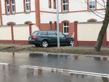 Audi wjechało w mur przy budynku straży granicznej w Krośnie Odrzańskim