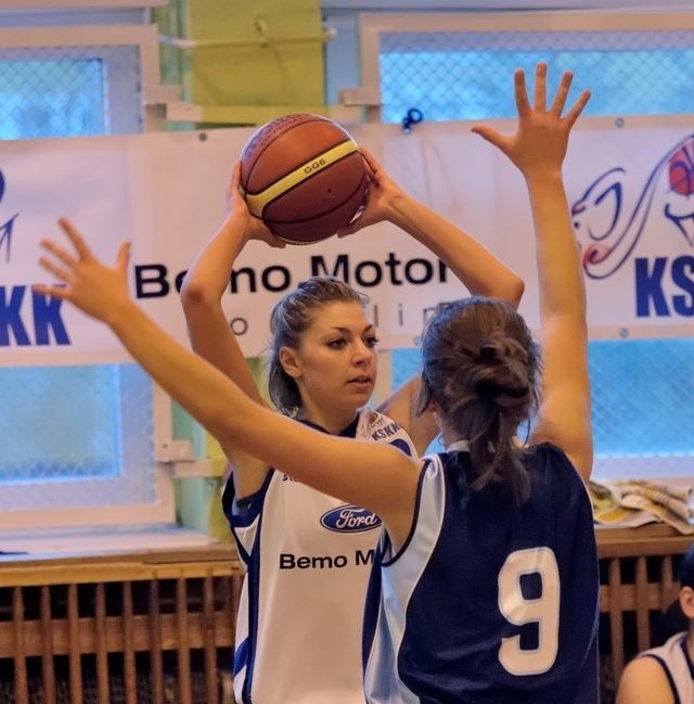 Koszykarki KSKK (białe stroje) źle rozpoczęły rywalizację w finale play-off.