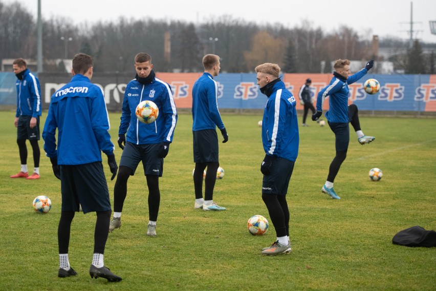 Pogoda dopisuje. Piłkarze Lecha Poznań trenują w dobrych...