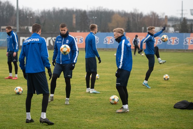 Pogoda dopisuje. Piłkarze Lecha Poznań trenują w dobrych warunkach.Przejdź do kolejnego zdjęcia --->