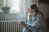Kobiety naprawdę odczuwają zimno bardziej niż mężczyźni! Poznaj 4 choroby, które wiążą się z uczuciem zimna. Co zrobić, aby się rozgrzać?
