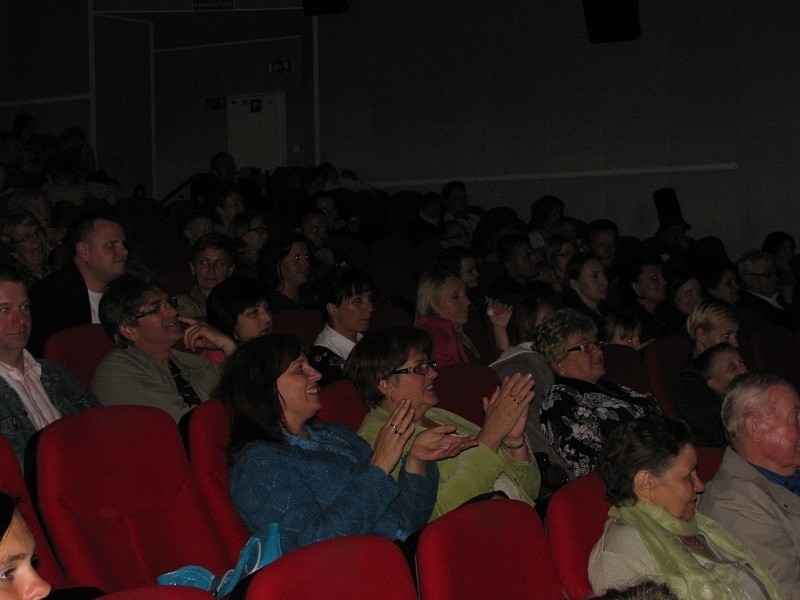 Publiczność z zainteresowaniem przyglądała się wykonawcom .