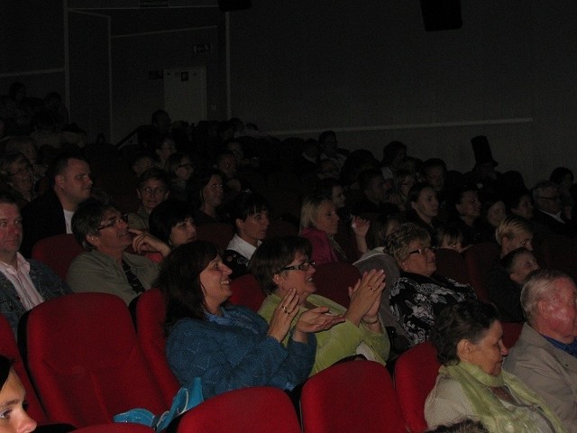 Publiczność z zainteresowaniem przyglądała się wykonawcom .