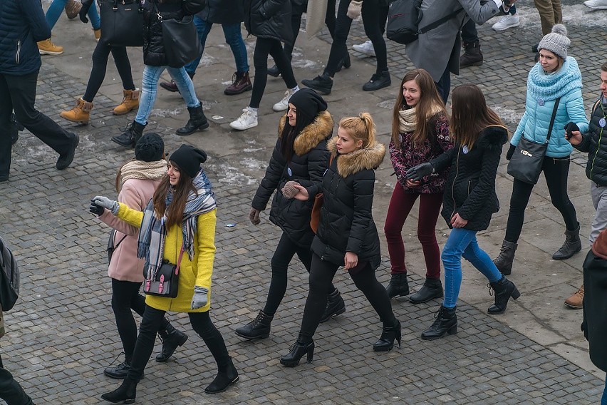 Jubileuszowy Polonez sądeckich maturzystów przed ratuszem