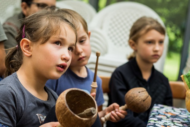 Jakie dźwięki można wydobyć z orzecha kokosowego? podczas ostromeckich warsztatów mogły się o tym przekonać nie tylko dzieci. Taka - interaktywna - jest idea tych muzycznych spotkań