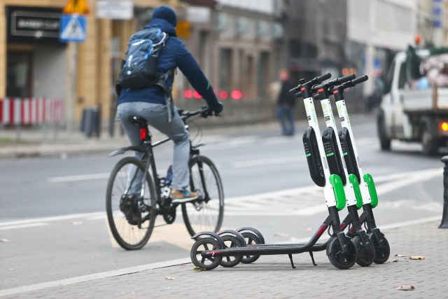 Poznań: sprawdźcie, ile zapłacicie za podróż hulajnogami elektrycznymi, autami na minuty, skuterami miejskimi, transportem publicznym i rowerami. Wyznaczona przez nas trasa prowadzi z osiedla Winiary na Stary Rynek. Jako przykładową porę wybraliśmy godziny popołudniowe w piątek. Przejdź do kolejnego zdjęcia --->