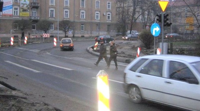 Piesi wciąż z przyzwyczajenia korzystają z praktycznie nieistniejącego już przejścia na skrzyżowaniu Grzecznarowskiego z Dowkonta.