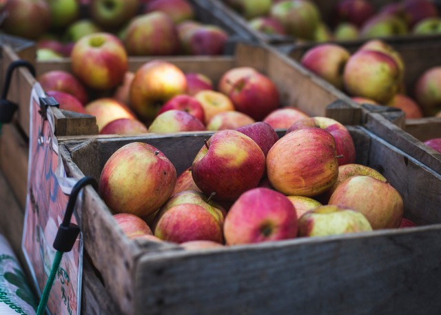 Analitycy wskazują, że mniejsza produkcja jabłek w połączeniu z większym popytem zagranicznym skutkowała wzrostami cen jabłek.