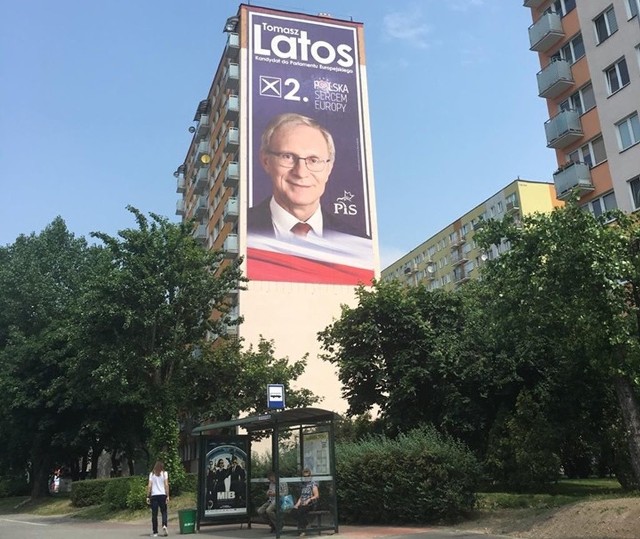 Wielki baner wyborczy Tomasza Latosa wisi na ścianie wieżowca przy ulicy Warneńczyka. Zgodnie z prawem może wisieć 30 dni po wyborach