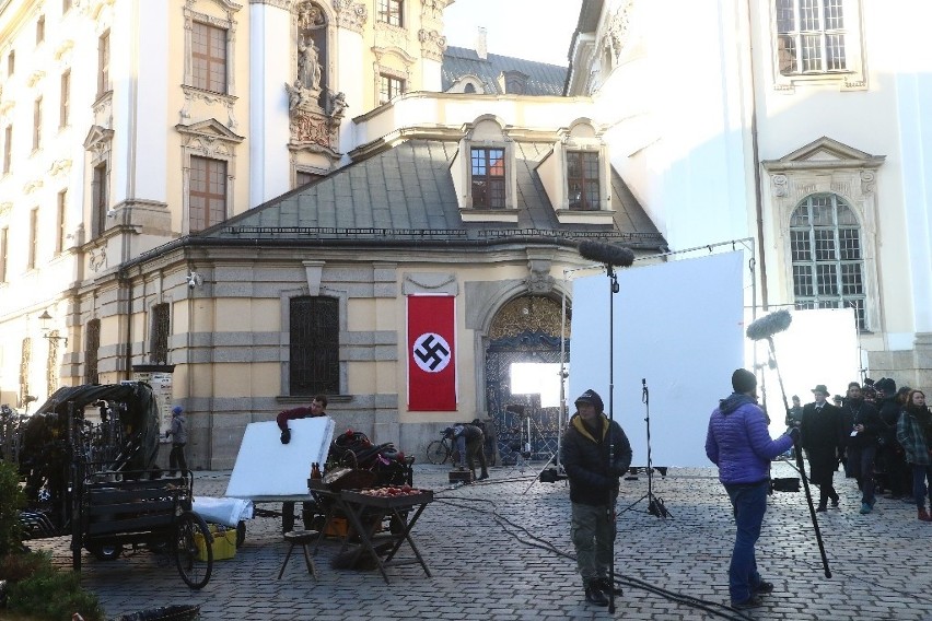 Hitlerowskie flagi zawisły dziś na budynkach w centrum...