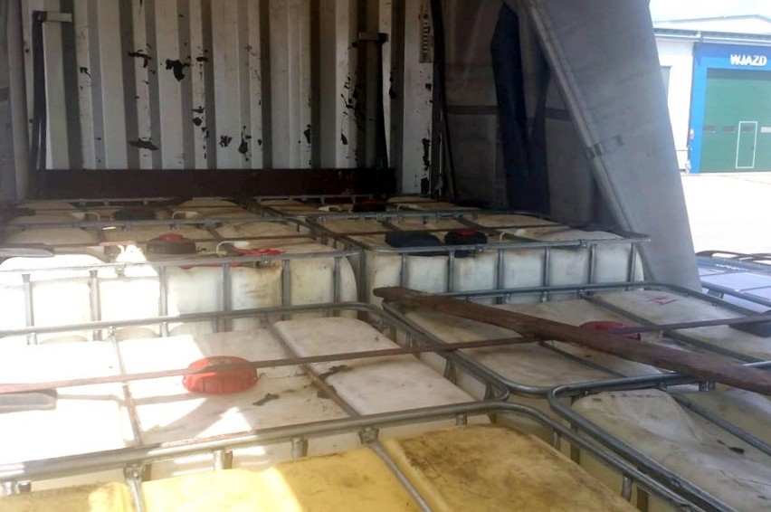 Łomża. Podlaska Krajowa Administracja Skarbowa zatrzymała transport 18 ton oleju smarowego (zdjęcia)