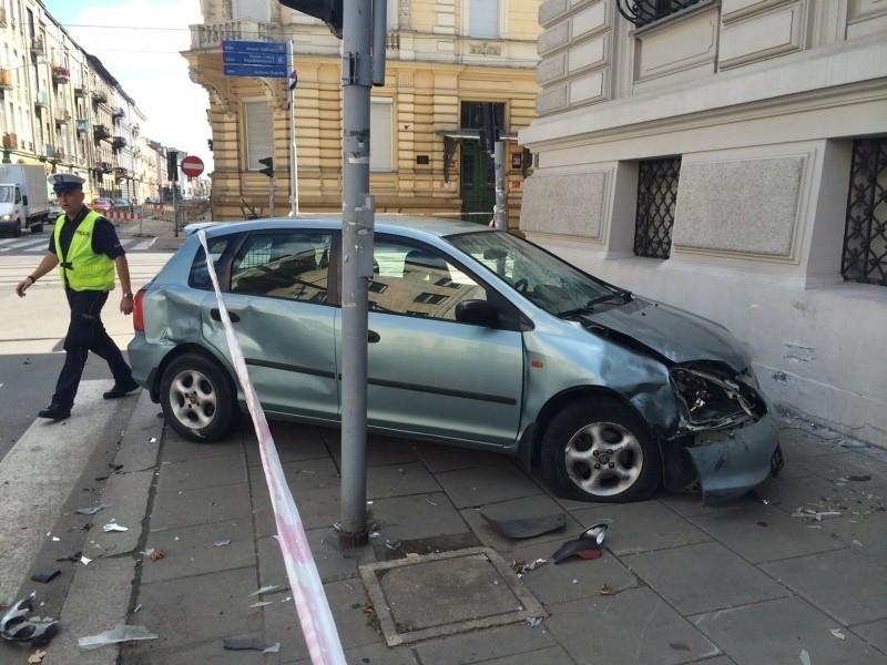 Wypadek na ulicy Gdańskiej. Po zderzeniu honda uderzyła w dwie piesze [ZDJĘCIA, FILM]