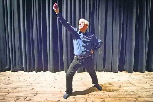 Kordian Kaniecki podczas zajęć z tańca dla osób powyżej 60 roku życia w MCK-u