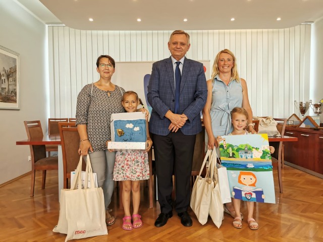 Przedszkolaki zostały nagrodzone w koszalińskim ratuszu przez prezydenta miasta Piotra Jedlińskiego.