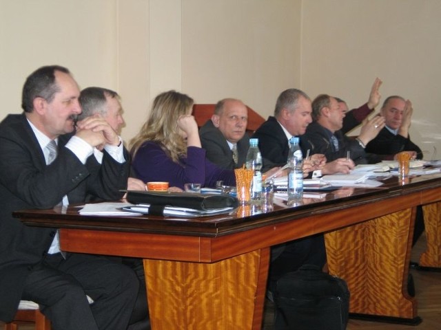 Wśród radnych, którzy wstrzymali się podczas glosowania nad budżetem, byli radni skupieni przy byłym staroście tarnobrzeskim Wacławie Wróblu. (czwarty z lewej