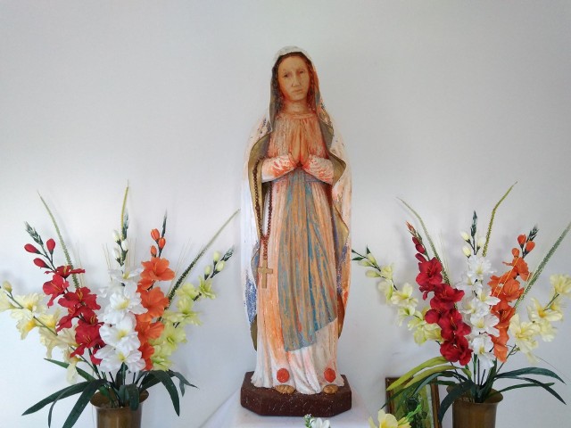 Figura Matki Bożej z Lourdes została oblana pomarańczową farbą.