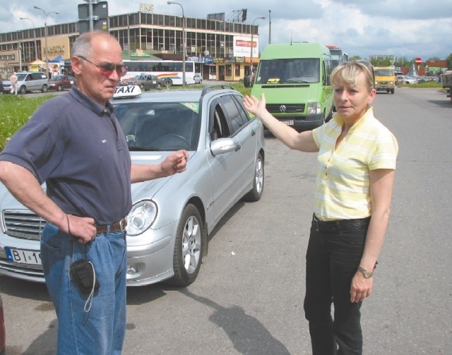 Żaden klient nie będzie szedł na nasz postój, skoro bliżej ma parking korporacji &#8211; pokazuje Tamara Możejko. &#8211; Poza tym teraz autobusy zasłaniają nasze taksówki.