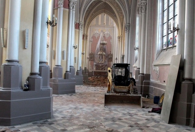 Maszyny zaczęły zrywać posadzkę w tej części katedry, gdzie do tej pory odbywały się nabożeństwa.