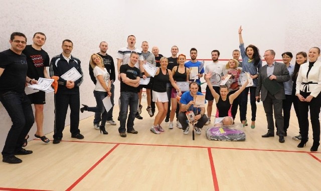 Najlepsi zawodnicy charytatywnego turnieju squasha w kategorii open razem z organizatorami tej ciekawej imprezy.