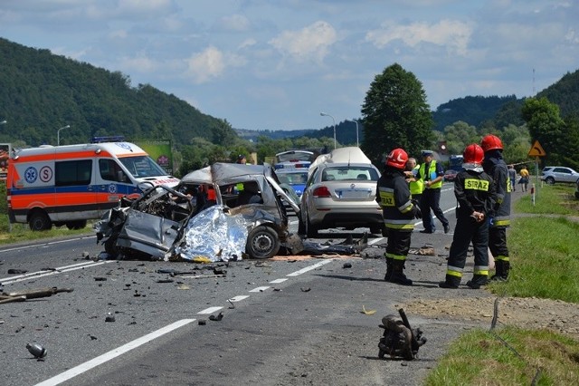 Wypadek w Łososinie Dolnej. Zginęły dwie osoby.