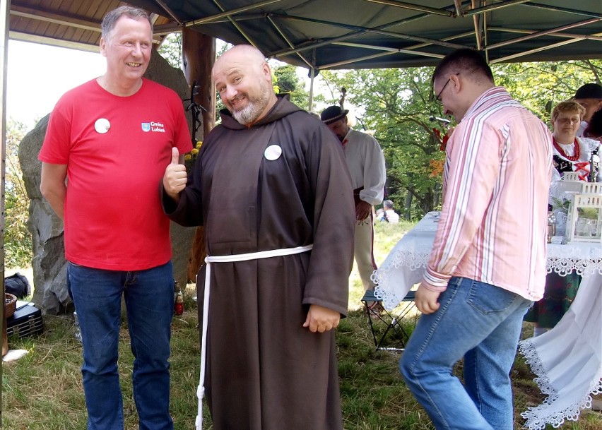 Odkryj Beskid Wyspowy. W niedzielny poranek wspięli się na Szczebel. Bardzo liczną grupę stanowili najmłodsi turyści [ZDJĘCIA]