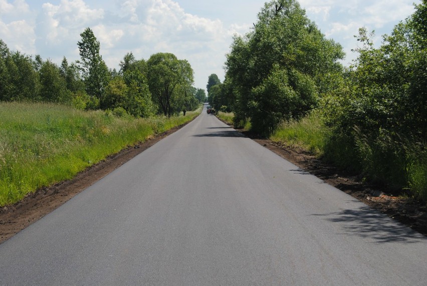 Droga powiatowa Rogienice – Bebelno w gminie Włoszczowa wyremontowana. 1,5 kilometra nowego asfaltu (ZDJĘCIA)
