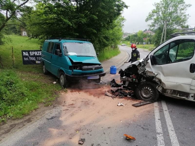 Łazy Biegonickie. Jedna osoba w szpitalu po zderzeniu dwóch aut [ZDJĘCIA]