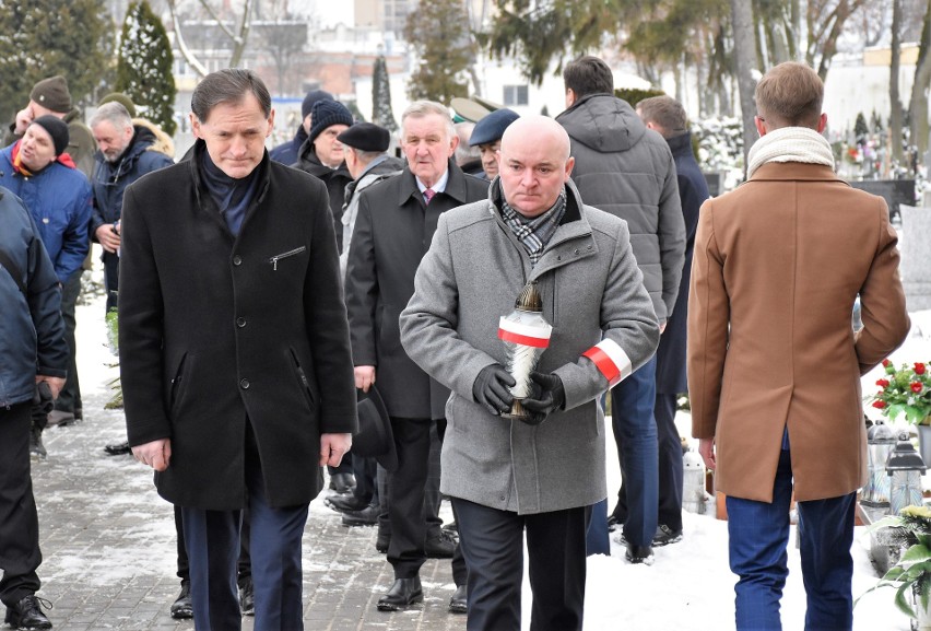 w 39. rocznicę śmierci Piotra Bartoszcze liczne delegacje...