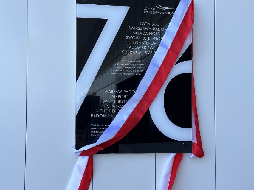 Na ścianie terminala lotniska Warszawa Radom odsłonięto tablicę ku czci patronów Bohaterów Radomskiego Czerwca 1976