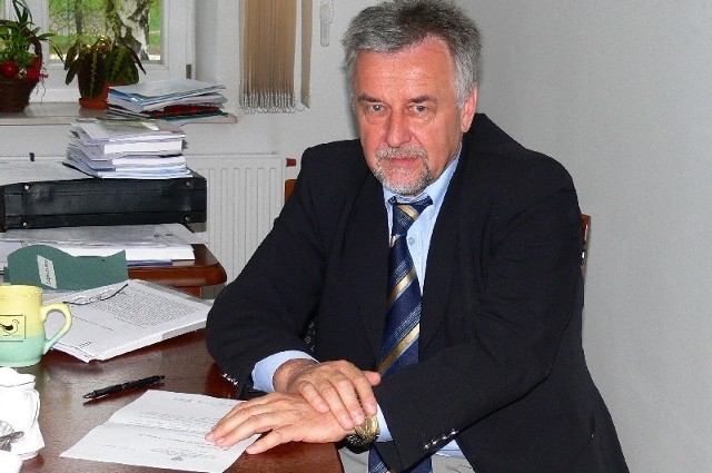 O kolejnym skandalu na jarosławskiej PWSZ nie mogliśmy porozmawiać bezpośrednio z jej rektorem, prof. Zbigniewem Makiełą. Jest w podróży służbowej.