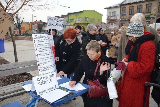 W Starachowicach na rynku można było poprzeć przeprowadzenie referendum w sprawie reformy oświaty.