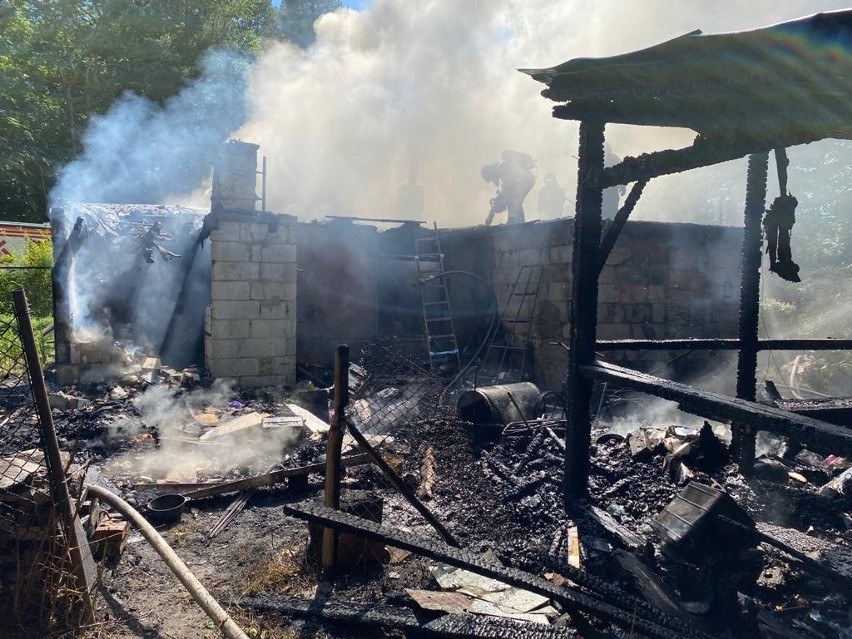 Pożar w powiecie chełmskim. Osiem zastępów straży pożarnej walczyło z ogniem. Zapalił się dom i budynki gospodarcze