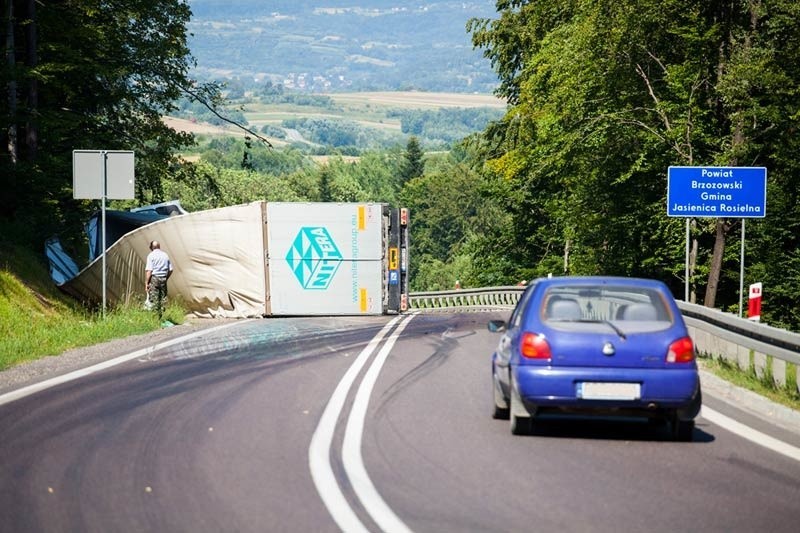 Tir wpadł do rowu w Woli Komborskiej...