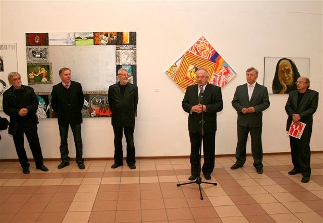Przestrzenie wystawiennicze połączyły pokolenia artystów związanych z uczelnią pełniącą szczególnie istotną rolę w polskim życiu artystycznym - mówił podczas wernisażu Zbigniew Belowski, dyrektor artystyczny Elektrowni.