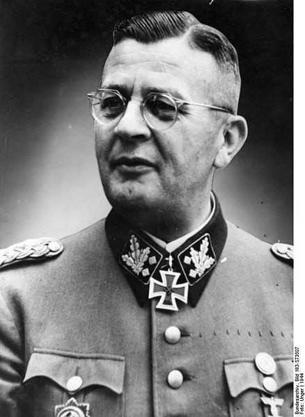 Generał SS Erich von dem Bach-Zalewski, który kierował akcją...