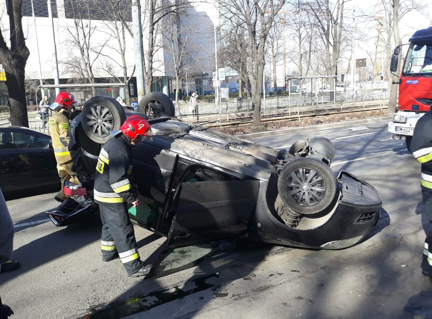 Samochód osobowy dachował na Powstańców Śląskich 