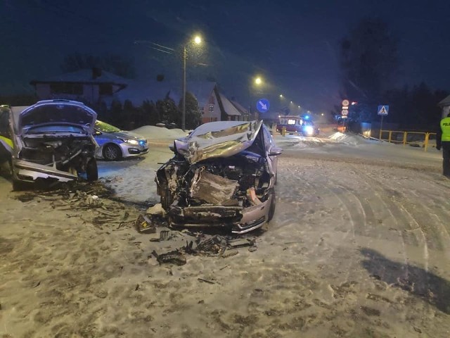 W piątek, po godz. 16, strażacy z OSP w Knyszynie zostali wysłani do wypadku, do którego doszło na głównym skrzyżowaniu w Knyszynie.