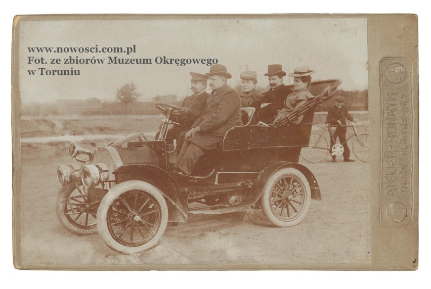 Przejażdżka samochodem w 1905 roku. Kieruje właściciel auta...