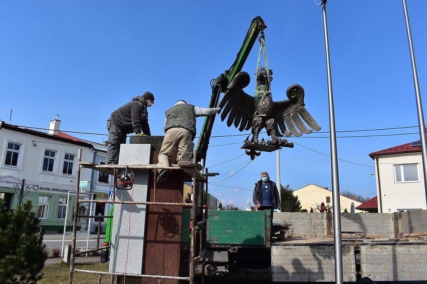 Baranów Sandomierski. Pomnik Orła Piastowskiego dumnie prezentuje się na rynku (ZDJĘCIA)