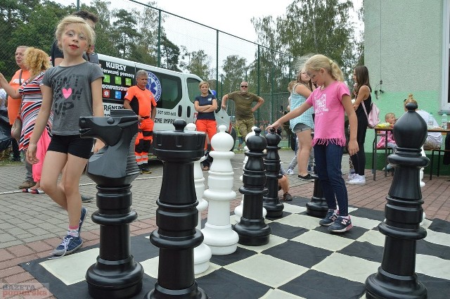 Stowarzyszenie Mieszkańców Osiedla Zawiśla zorganizowało Rodzinny Piknik Sportowy przy Zespole Szkół nr 8 przy ul. Willowej. W programie festynu znalazły się: m.in. mecz w piłkę nożną, sportowe turnieje rodzinne, pokazy tańca i karate. Organizacja imprezy była możliwa dzięki dofinansowaniu przez fundację "Anwil dla Włocławka". ***Pogoda na jutro, wideo: TVN Meteo Active/x-news