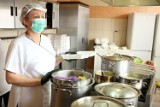 Pracownicy Miejskiego Ośrodka Pomocy Rodzinie w Kielcach pomagają mieszkańcom na kwarantannie, dowożą im posiłki i leki