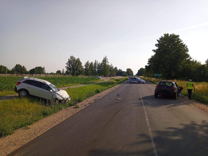 Wypadek na trasie Bielsk Podlaski - Narew. Czołowe zderzenie dwóch osobówek