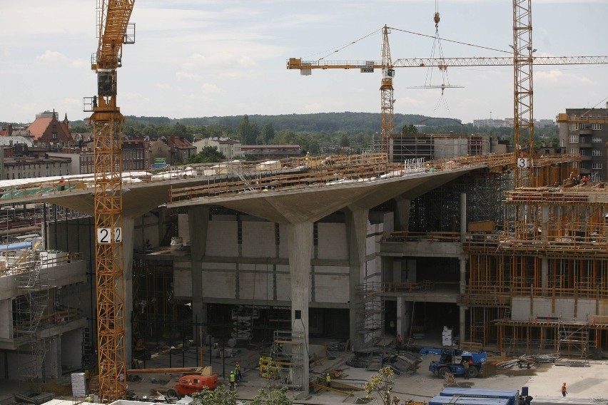 Katowice: Żurawie kolejno odlatują z budowy dworca [ZDJĘCIA]
